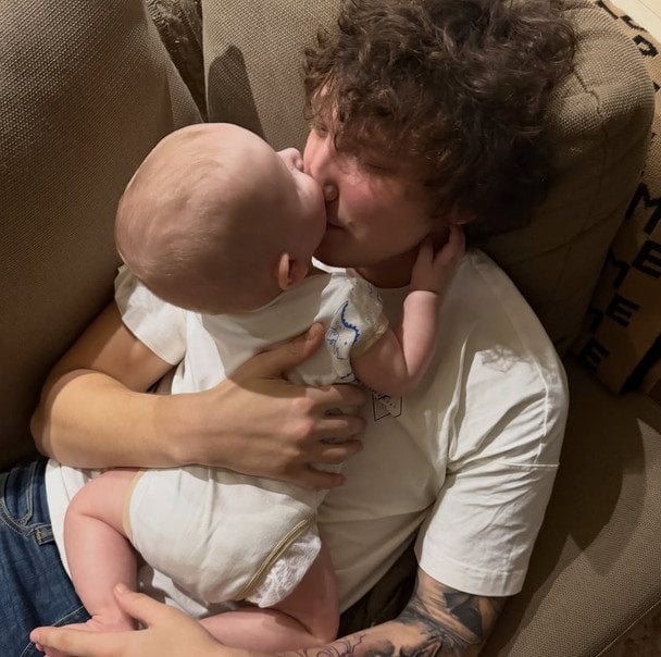 Наречений Лесі Нікітюк з їхнім сином Оскаром / © instagram.com/special_my_profession