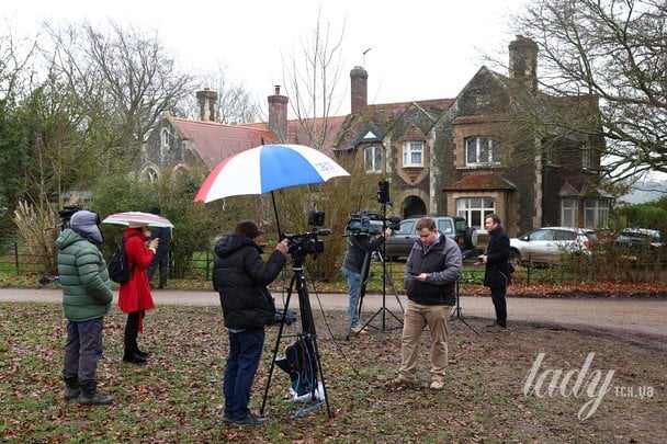 Репортери біля будинку Вуд-Фарм, де тимчасово мешкає Ендрю / © Getty Images