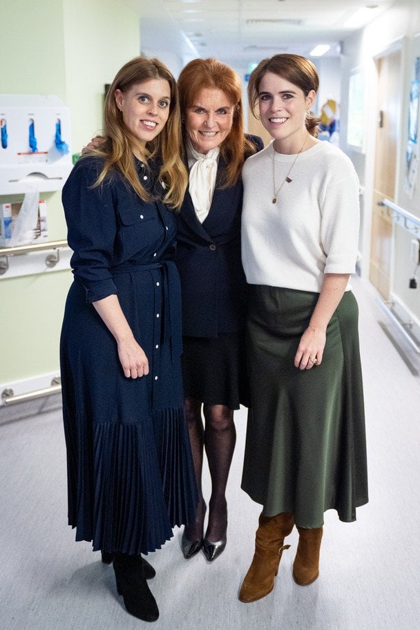 Принцеси Беатріс і Євгенія з мамою Сарою / © Getty Images