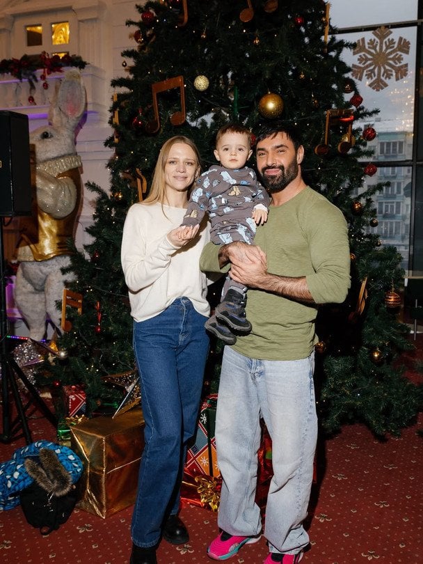 Віталій Козловський із дружиною та сином / © instagram.com/yuliabakumenko