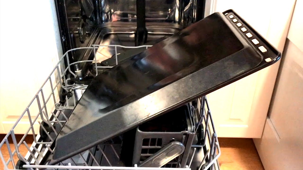 Господині розповіли, як легко відмити деко за допомогою лимонної кислоти