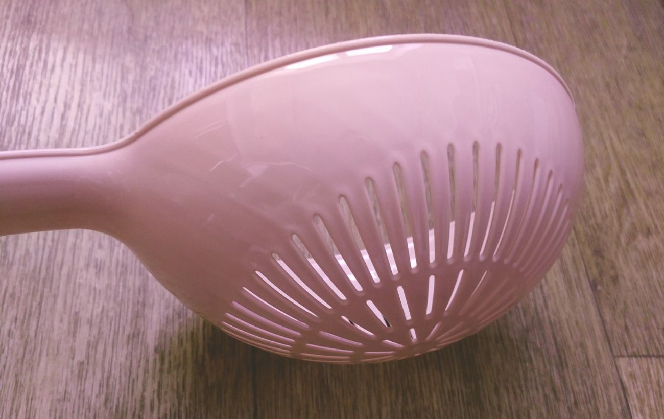 Городники розповіли, як можна використовувати старий пластиковий друшляк на грядці