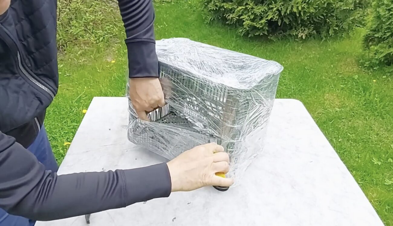 Городники розповіли, як з пластикових ящиків зробити парник