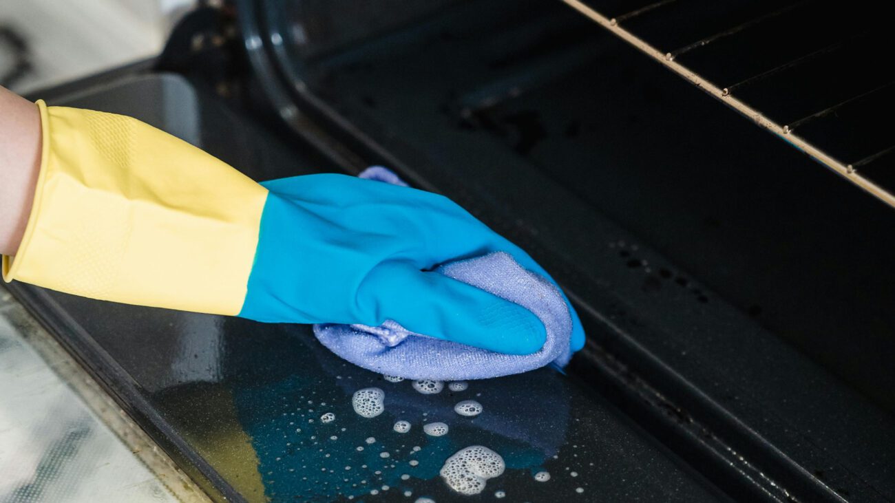 Господині розповіли, як очистити духовку від застарілого жиру без зусиль 