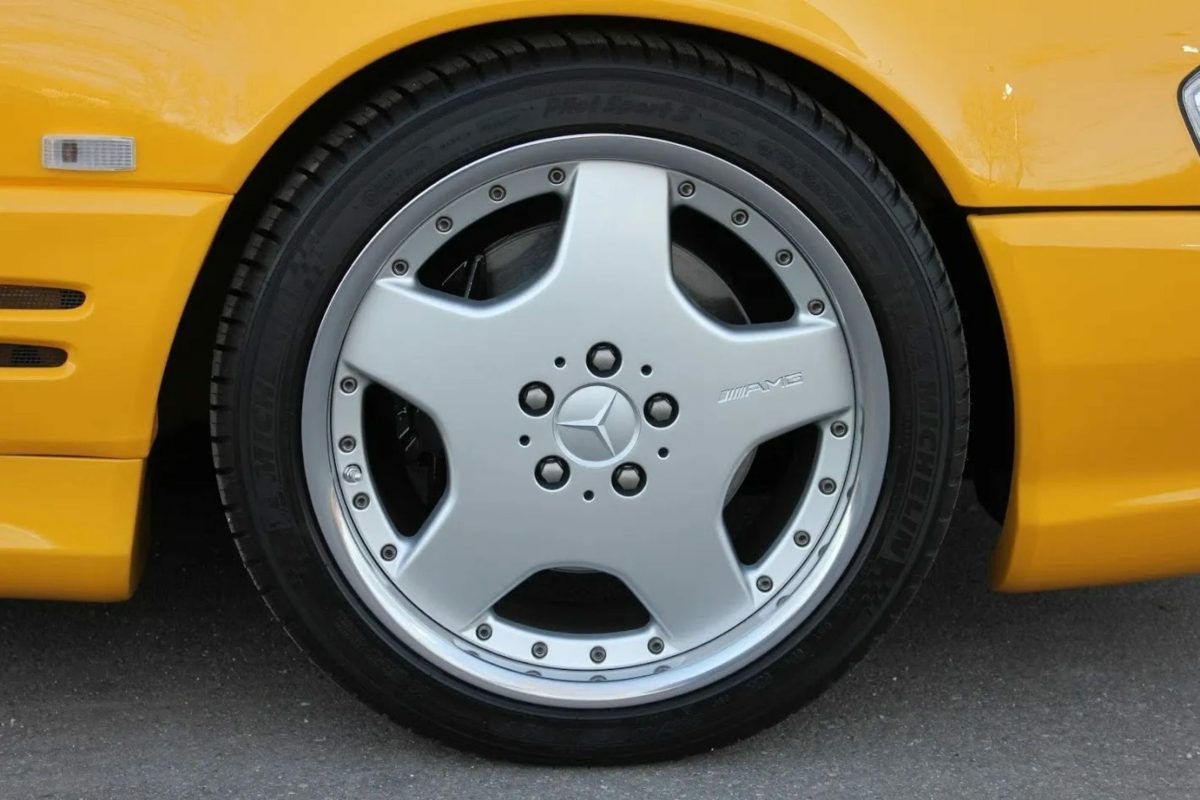 У Німеччині продають рідкісний Mercedes SL500 90-х років за ціною нового спорткара - фото 8