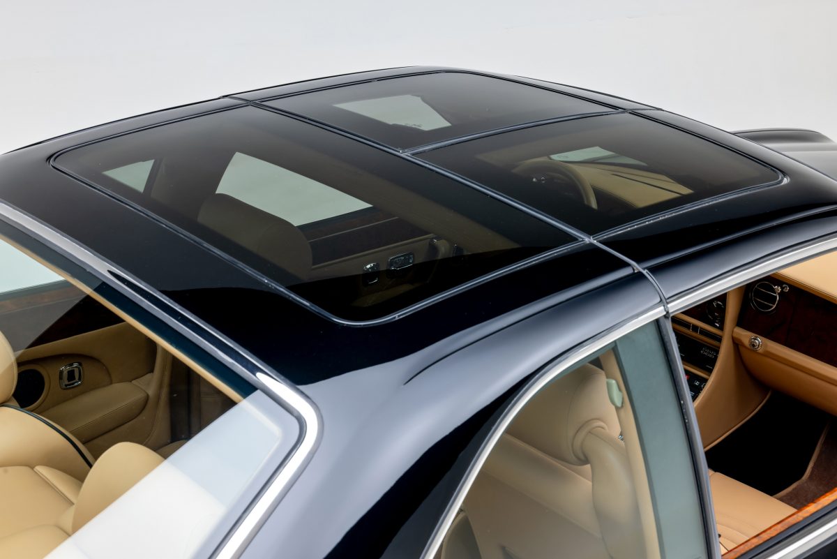 Унікальний Bentley Continental SC з мізерним пробігом виставили на продаж: скільки коштує раритет - фото 1