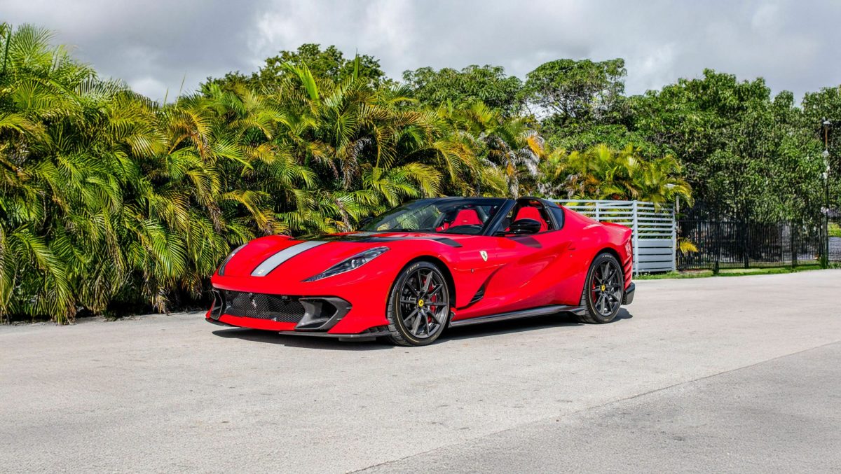 Рідкісний Ferrari 812 Competizione A продають за ціною, що втричі перевищує початкову - фото 1