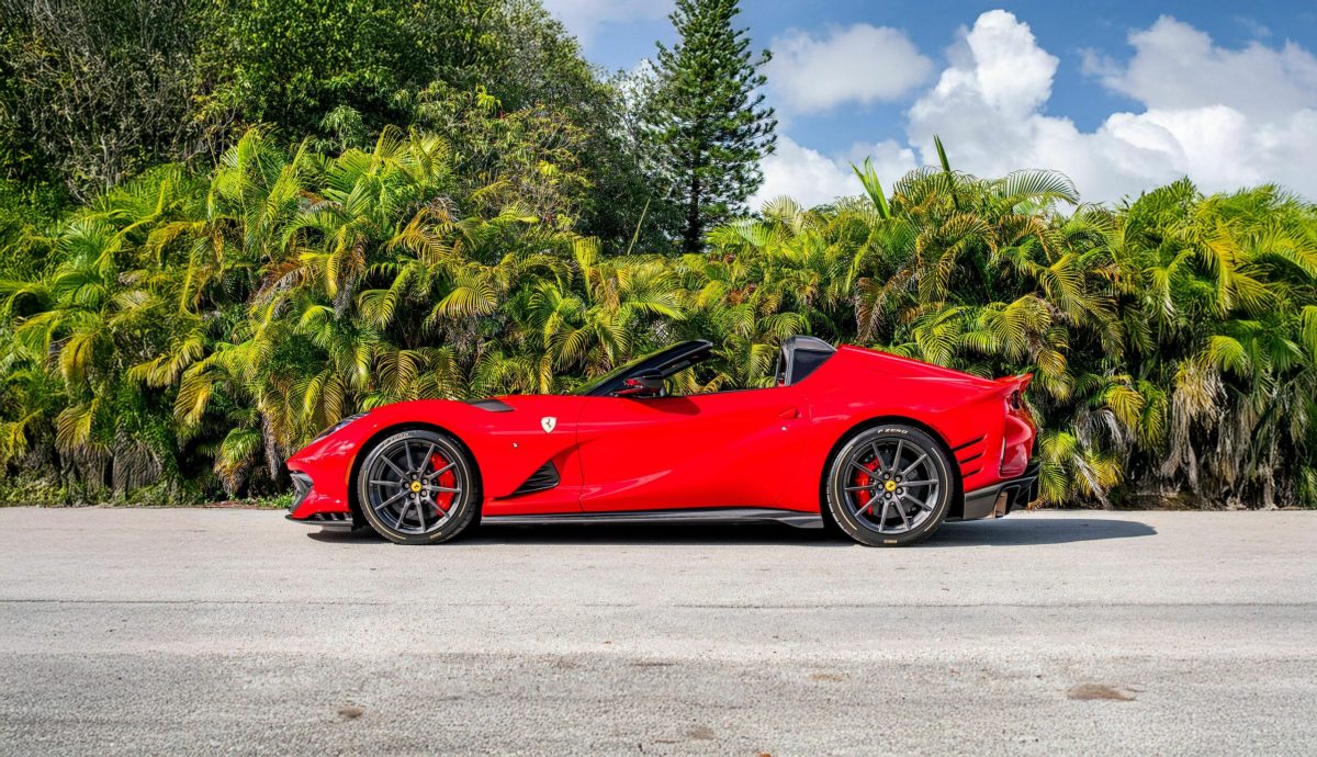 Рідкісний Ferrari 812 Competizione A продають за ціною, що втричі перевищує початкову - фото 3