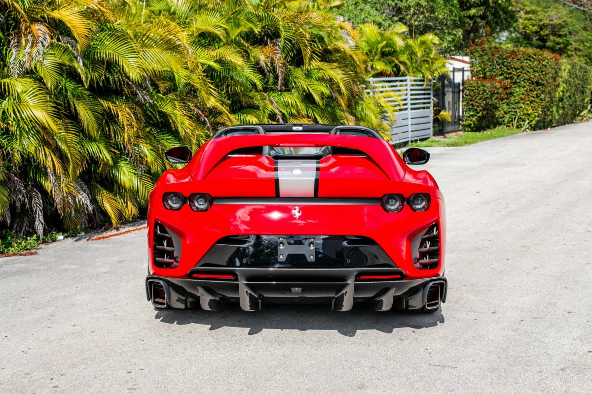 Рідкісний Ferrari 812 Competizione A продають за ціною, що втричі перевищує початкову - фото 7