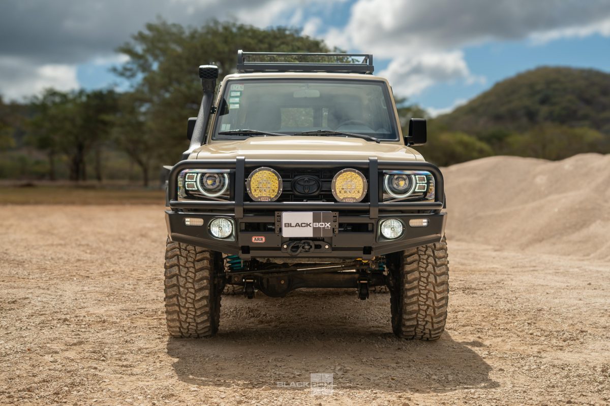 Toyota Land Cruiser 70 отримав несподіваний рестайлінг з оптикою від Land Rover Defender - фото 6