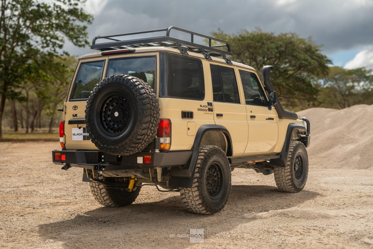 Toyota Land Cruiser 70 отримав несподіваний рестайлінг з оптикою від Land Rover Defender - фото 8