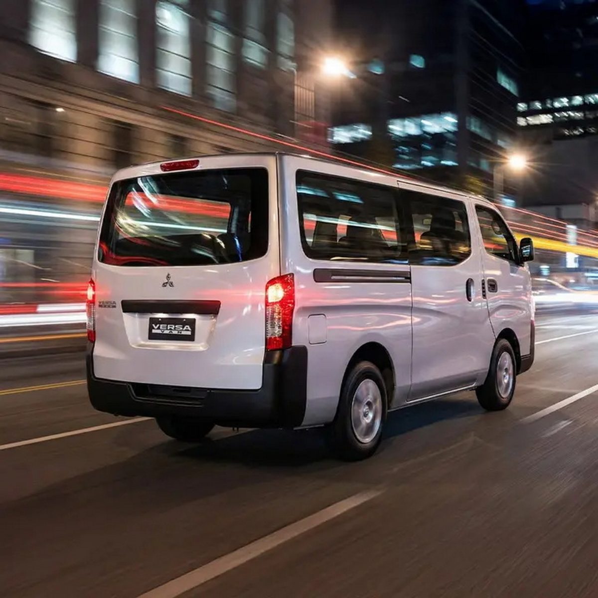 Дивний бейдж-інжиніринг: Mitsubishi випустила «новий» вен, який виявився 15-річним Nissan - фото 4