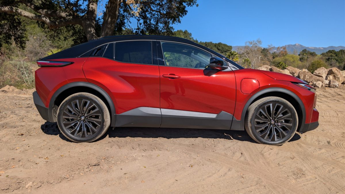 Toyota відродила C-HR як потужний електрокар: швидша за GR Corolla, але з нюансами - фото 8