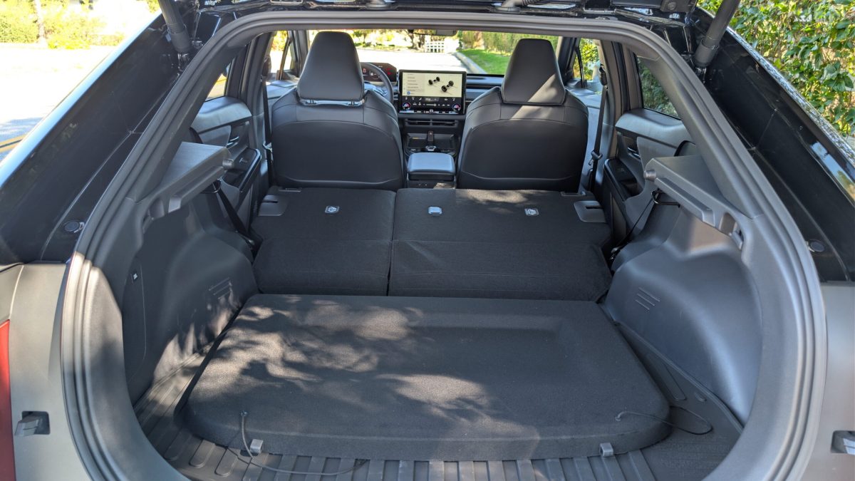 Toyota відродила C-HR як потужний електрокар: швидша за GR Corolla, але з нюансами - фото 3