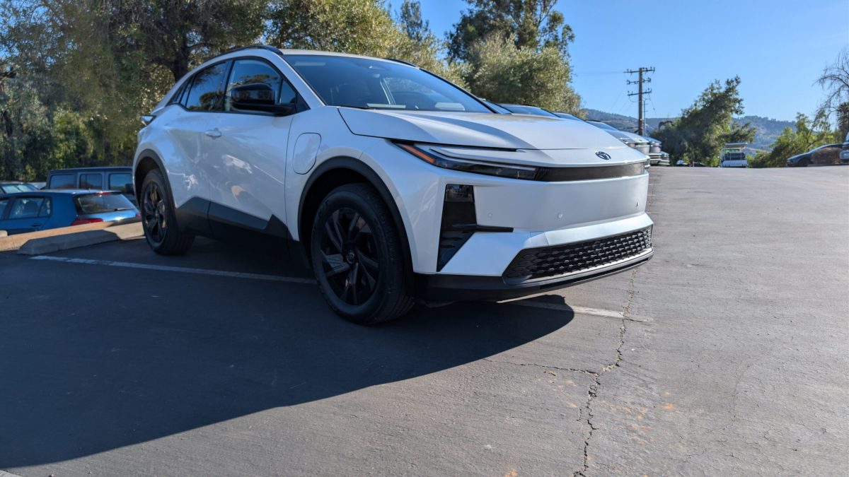 Toyota відродила C-HR як потужний електрокар: швидша за GR Corolla, але з нюансами - фото 4