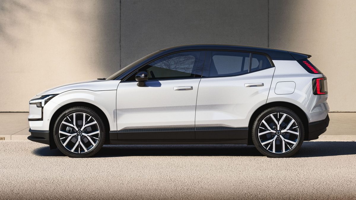 Volvo оновила європейський бестселер EX30: нові двигуни, функції та версія Black Edition - фото 2