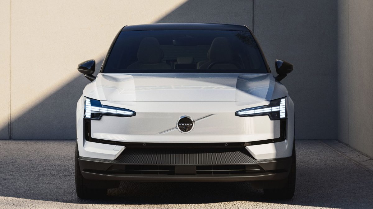 Volvo оновила європейський бестселер EX30: нові двигуни, функції та версія Black Edition - фото 6