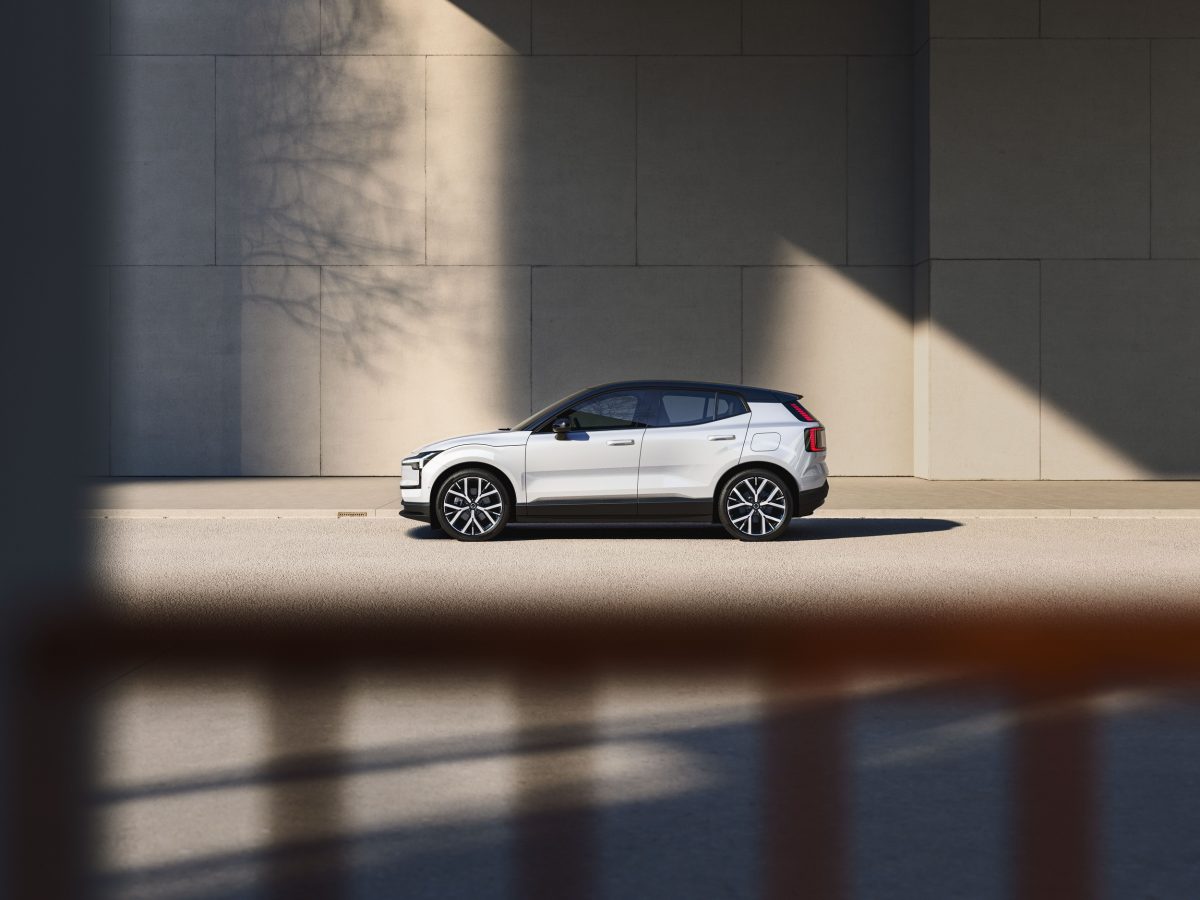 Volvo оновила європейський бестселер EX30: нові двигуни, функції та версія Black Edition - фото 3