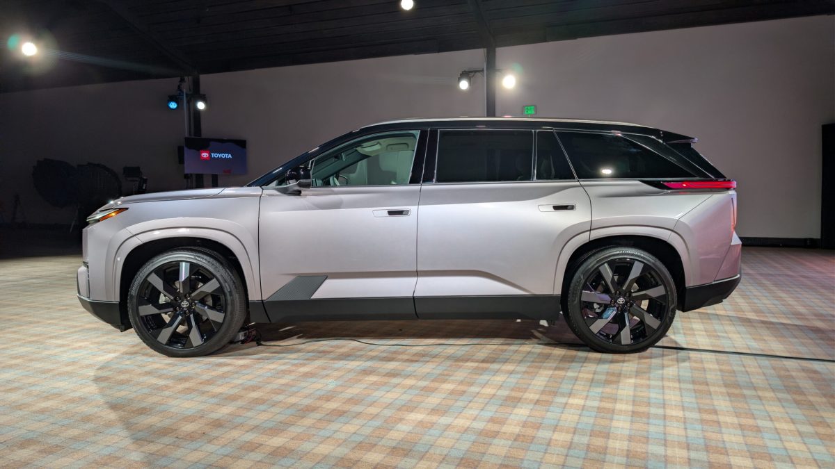 Новий Toyota Highlander отримав геніальну функцію безпеки у дверних ручках - фото 8