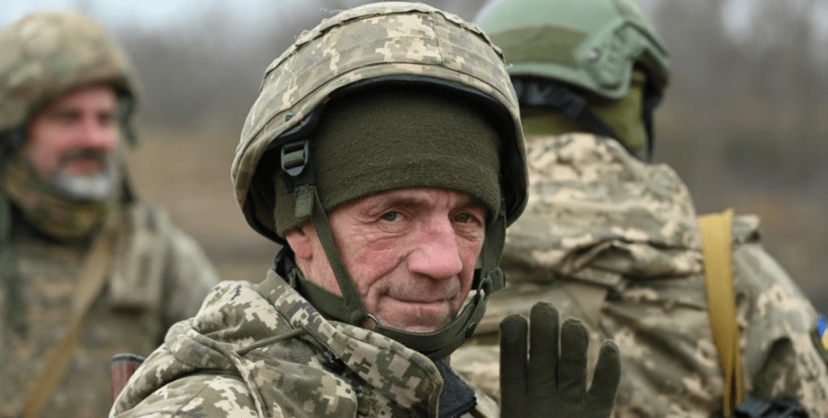 Мобілізація 60+: Зеленський підписав указ, як тепер призиватимуть пенсіонерів