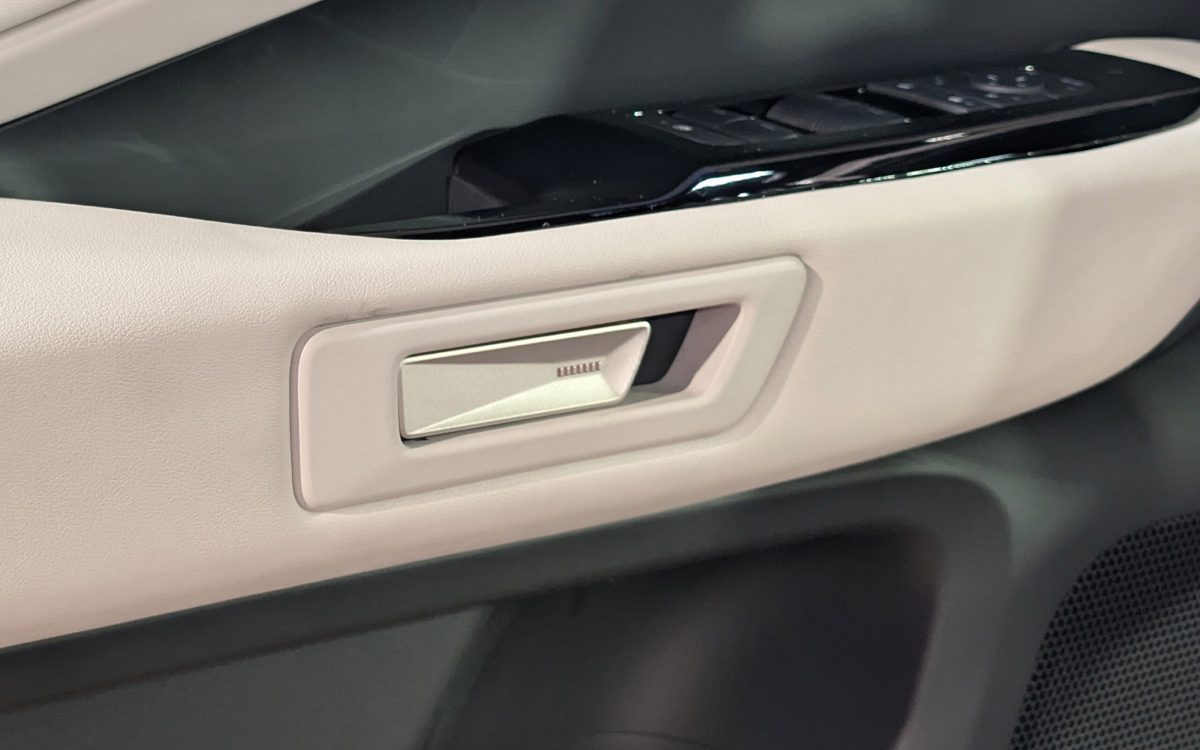 Новий Toyota Highlander отримав геніальну функцію безпеки у дверних ручках - фото 1