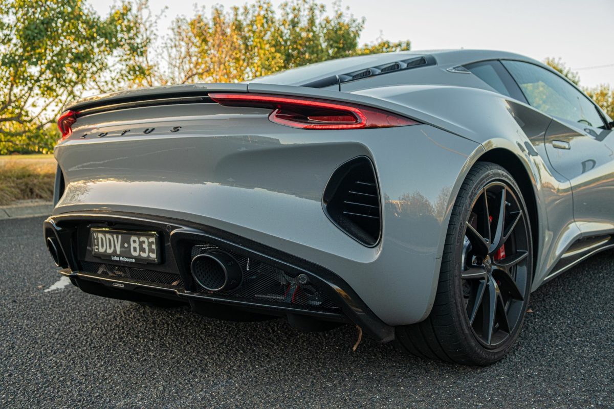 Останній герой: огляд нового Lotus Emira Turbo SE із двигуном від Mercedes-AMG - фото 8