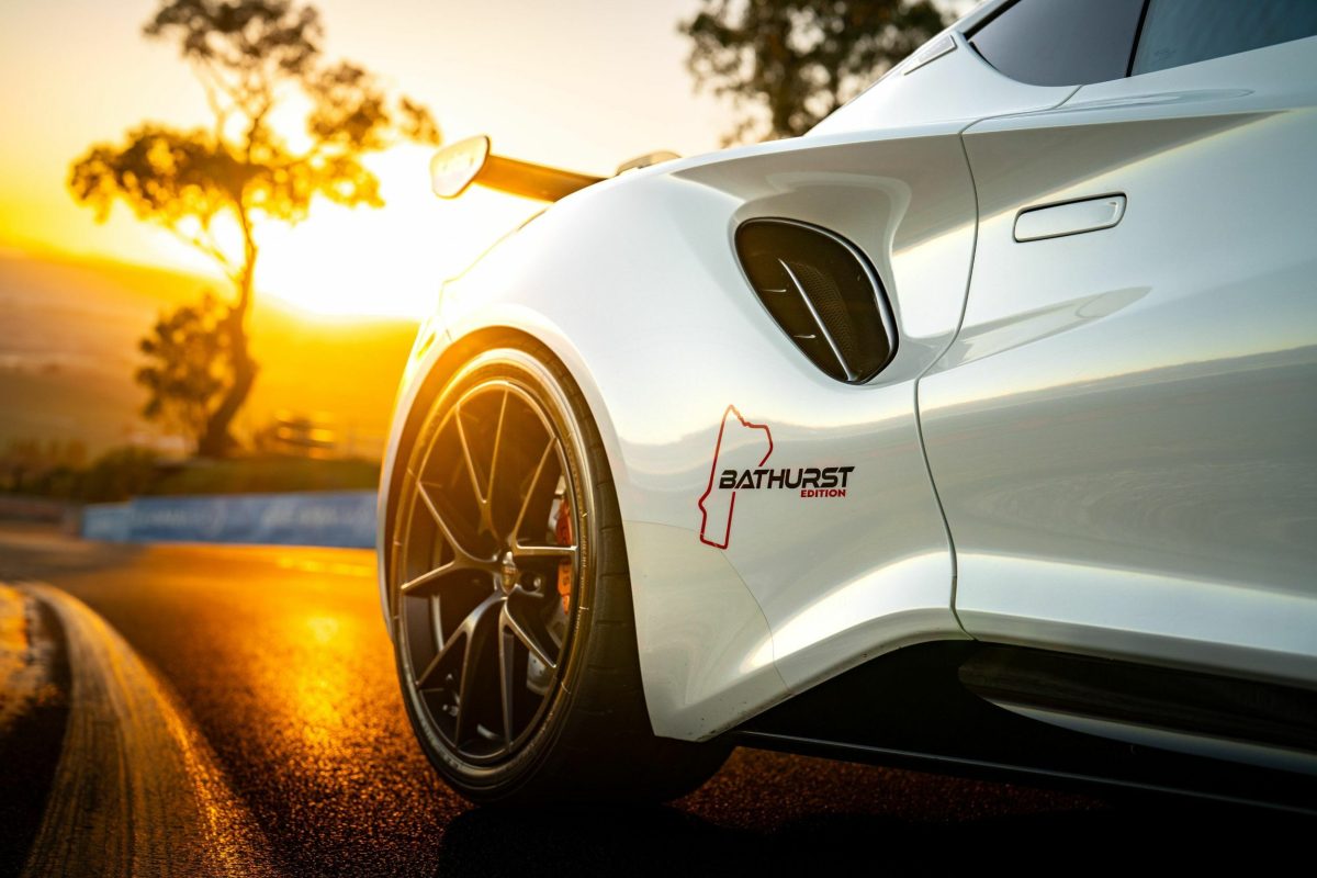 Найпотужніший бензиновий Lotus в історії створили в Австралії: дебютував лімітований Emira Bathurst Edition - фото 1