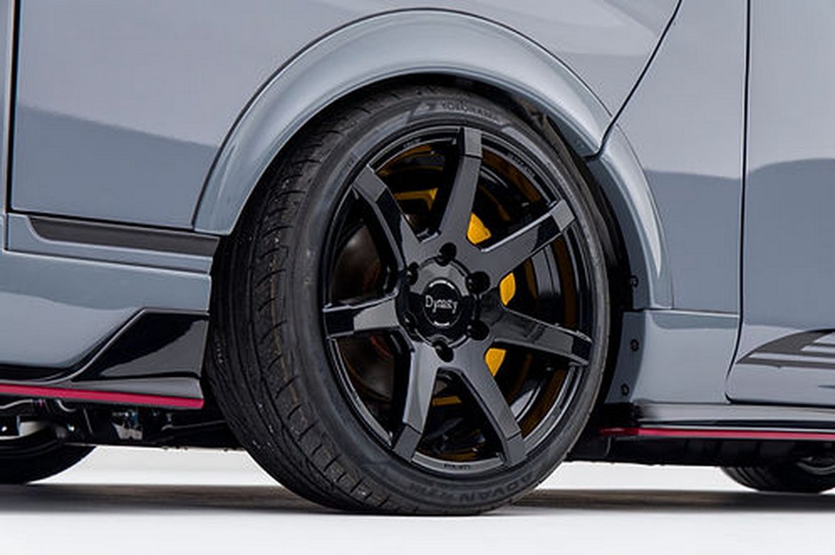 Японські тюнери перетворили комерційний фургон Nissan на копію GT-R Nismo - фото 8