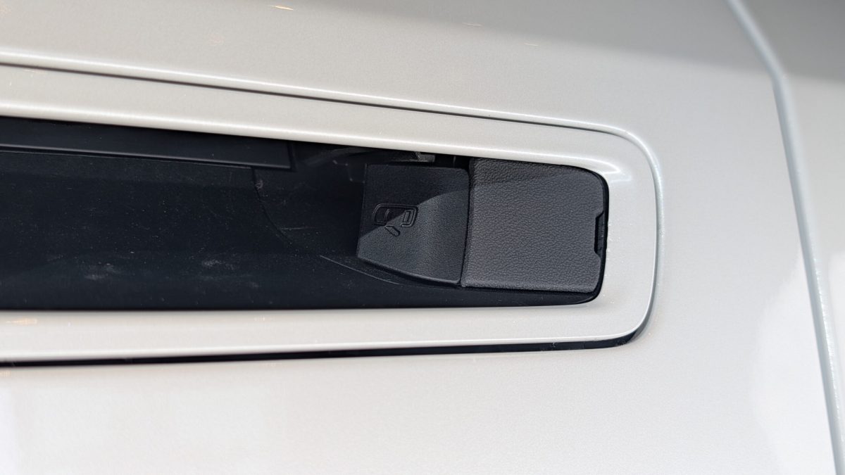 Новий Toyota Highlander отримав геніальну функцію безпеки у дверних ручках - фото 5