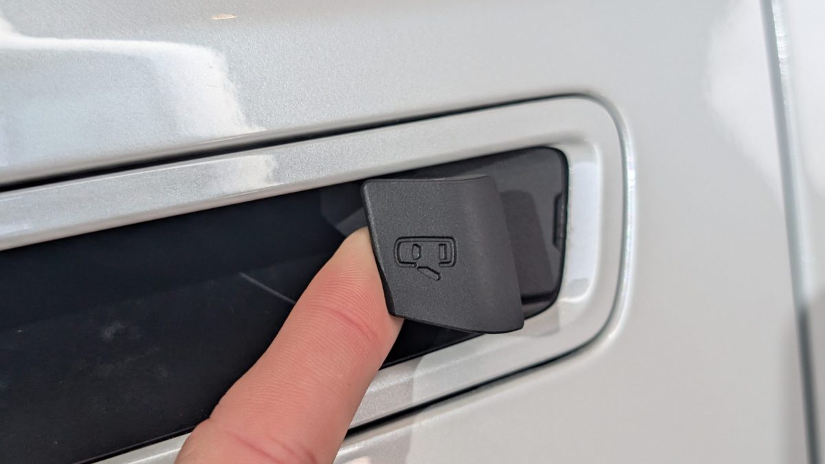 Новий Toyota Highlander отримав геніальну функцію безпеки у дверних ручках - фото 3