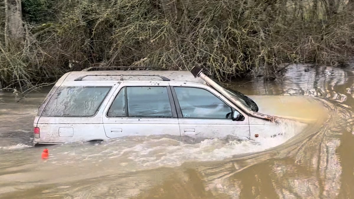 Старенький універсал Peugeot 405 "проплив" глибоким бродом і посоромив сучасні позашляховики - фото 1