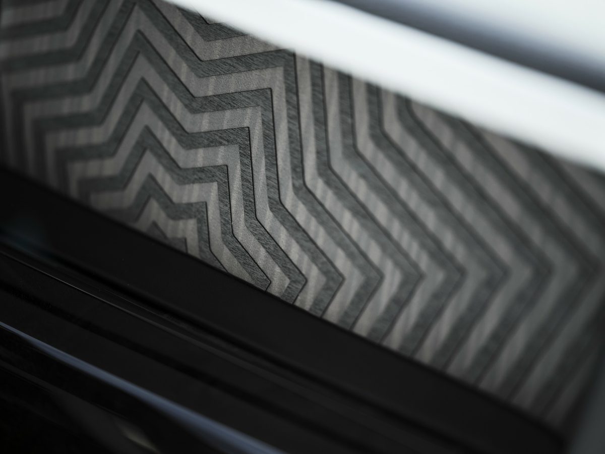 Rolls-Royce представив унікальний Phantom Arabesque з лазерним гравіюванням на капоті - фото 7