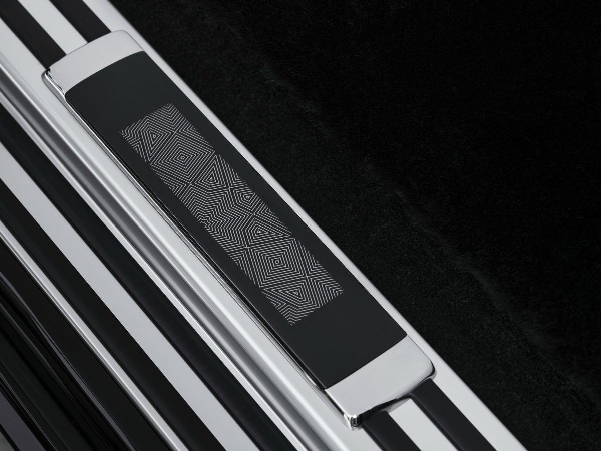 Rolls-Royce представив унікальний Phantom Arabesque з лазерним гравіюванням на капоті - фото 8