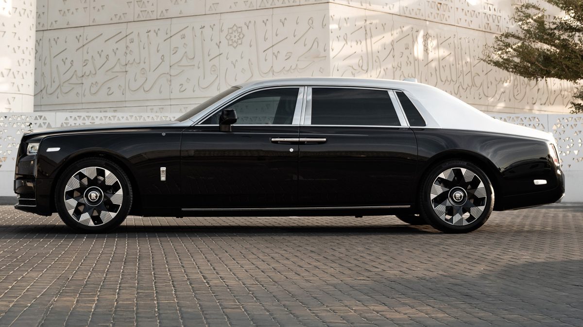 Rolls-Royce представив унікальний Phantom Arabesque з лазерним гравіюванням на капоті - фото 1