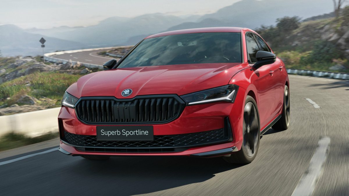 Skoda презентувала нову топову версію Superb: потужний гібрид для обраних комплектацій - фото 1