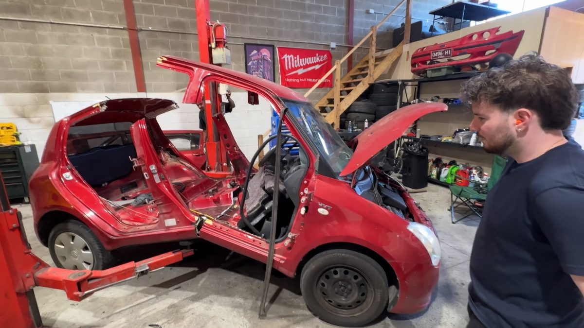 Ентузіаст перетворив старий Suzuki Swift на «дитячу машинку» для дорослих з вогнеметом - фото 1