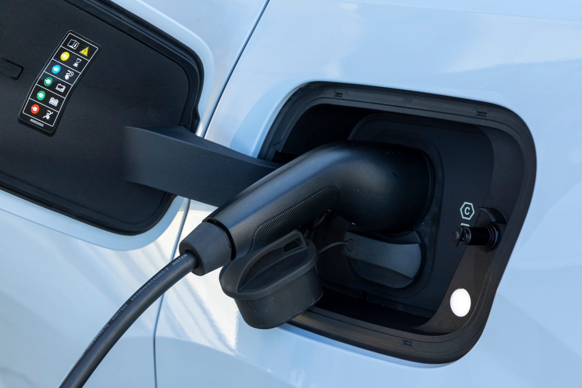 Volvo відкликає понад 40 тисяч електромобілів EX30 через загрозу пожежі - фото 1