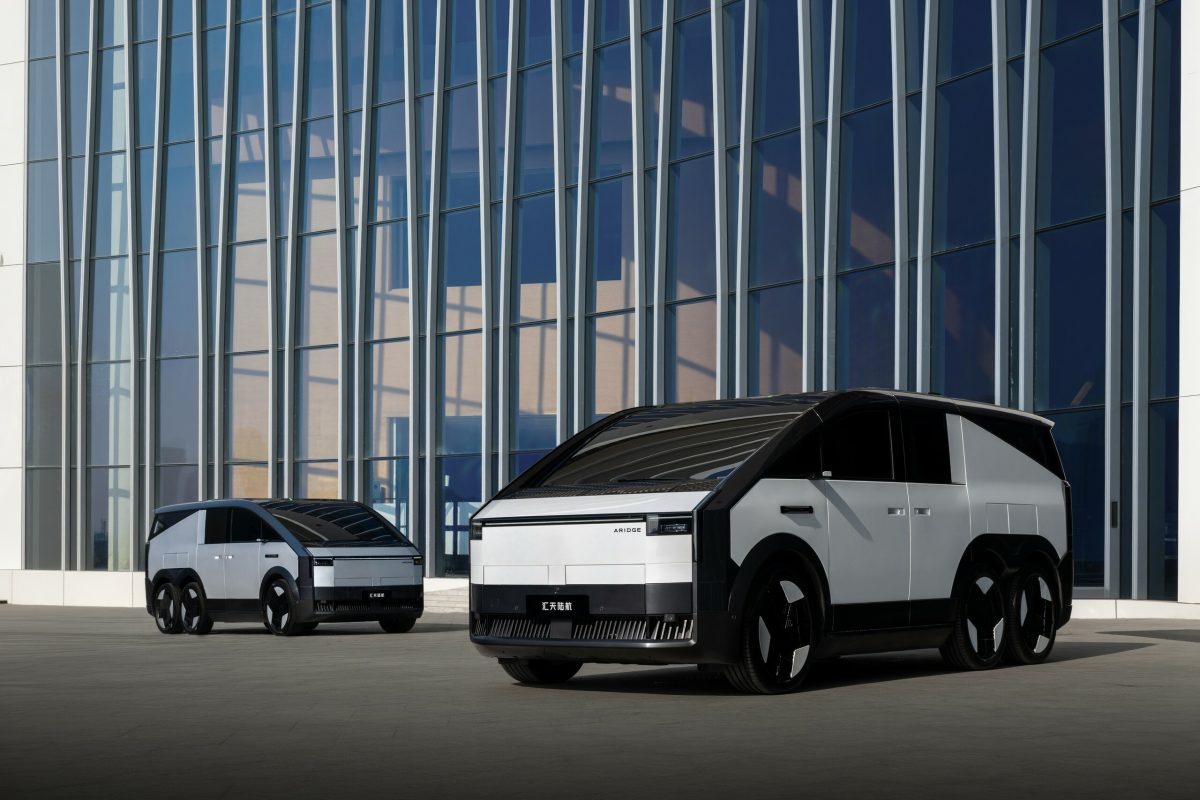 Китайський Xpeng запускає у продаж шестиколісний мінівен з літаючим авто на борту - фото 2