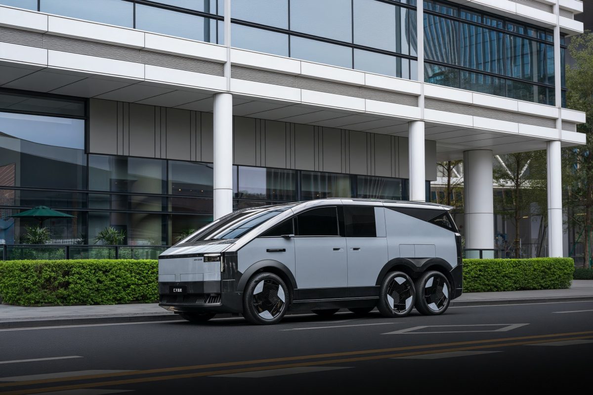 Китайський Xpeng запускає у продаж шестиколісний мінівен з літаючим авто на борту - фото 6