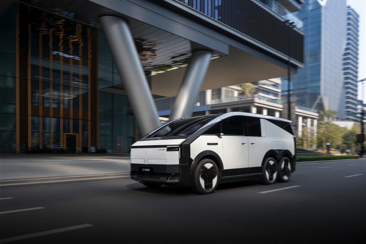 Китайський Xpeng запускає у продаж шестиколісний мінівен з літаючим авто на борту - фото 7