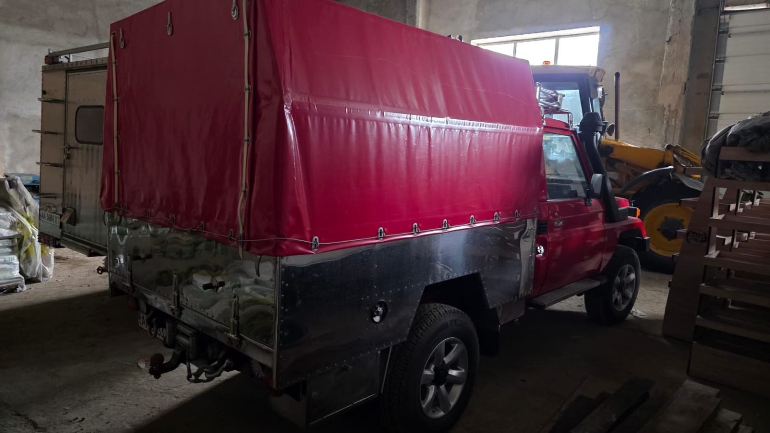 У Києві продають вічний Land Cruiser 70 з 90-х