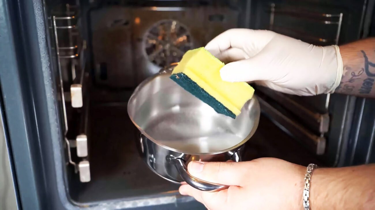 Господині розповіли, як очистити духовку від застарілого жиру без зусиль 