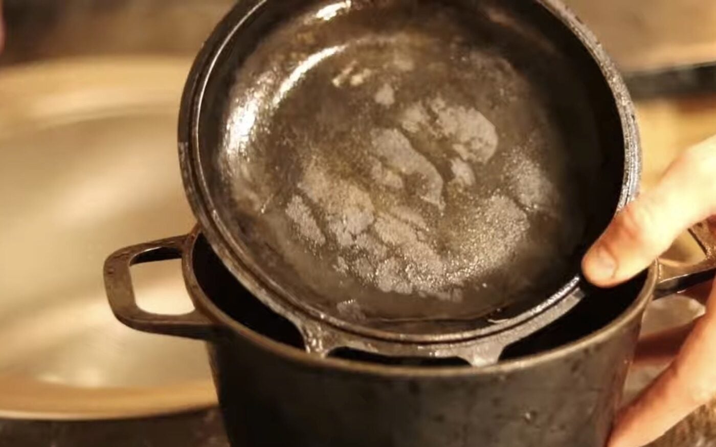 Як очистити чавунні сковорідки від нагару підручними засобами