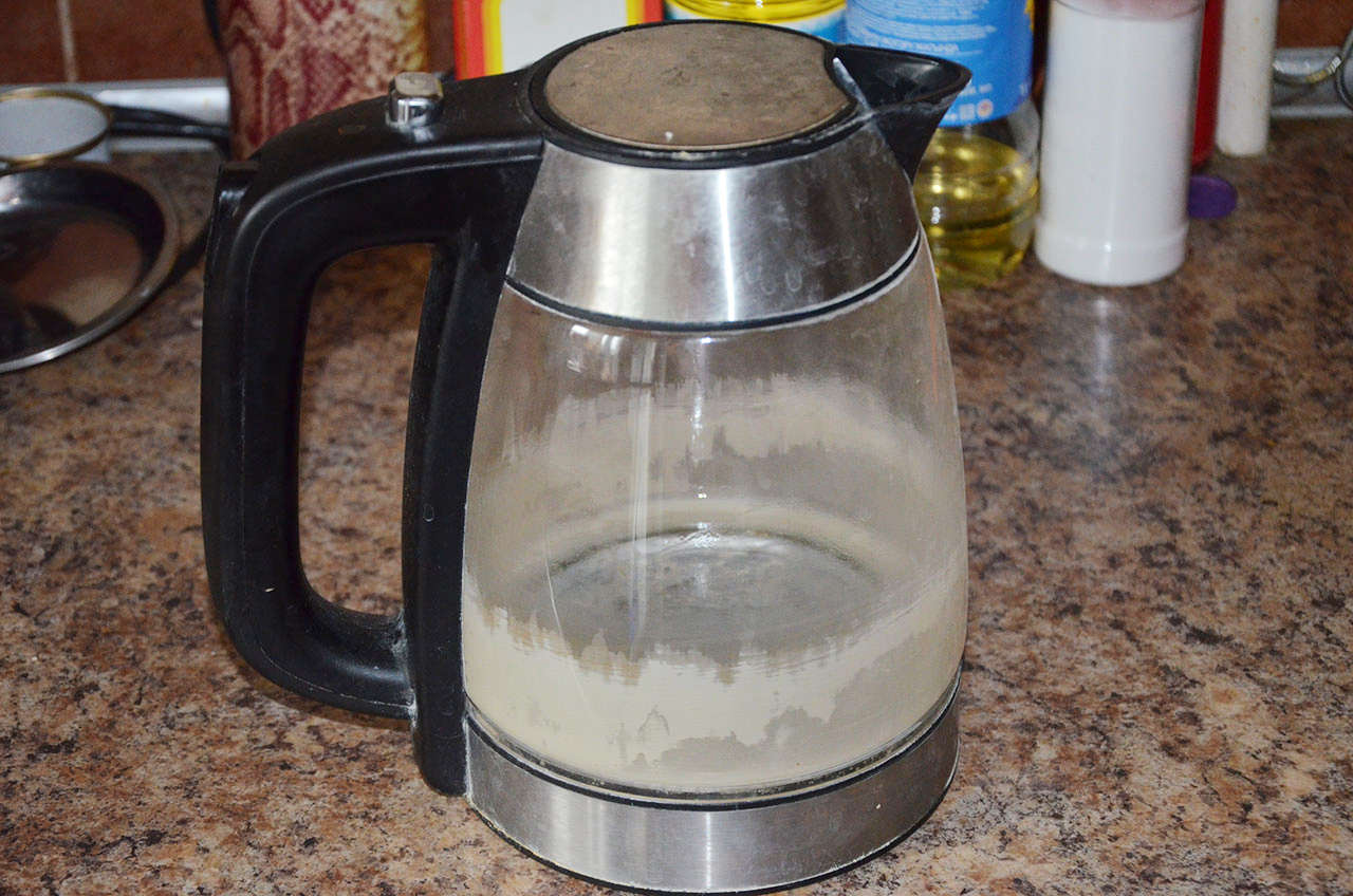 Експерти розповіли, як можна легко очистити чайник від накипу та бруду доступним засобом
