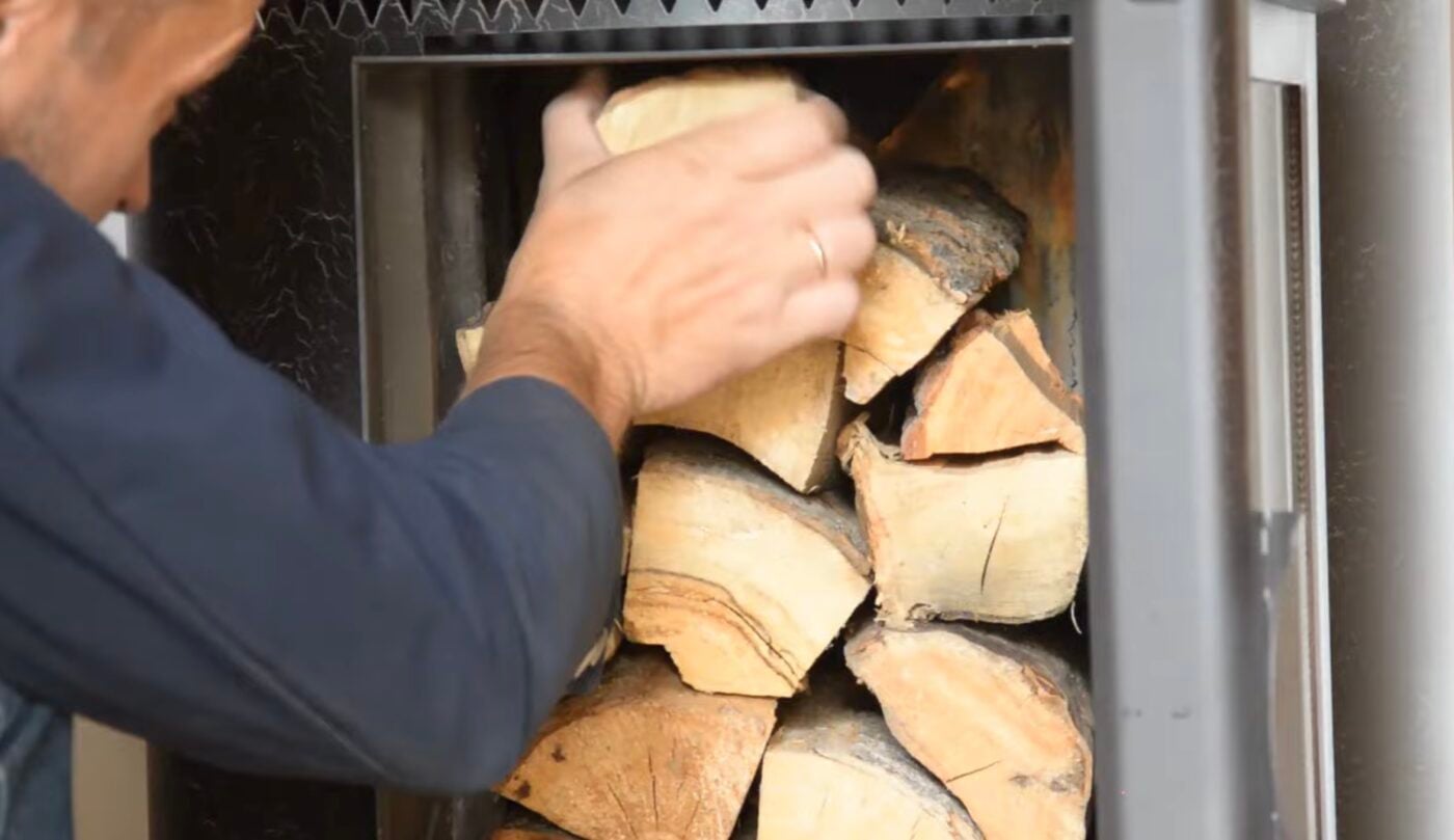 Як правильно складати дрова, аби довго горіли без диму