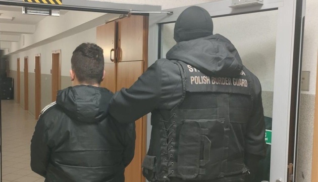 У Польщі затримали вісьмох осіб за «повітряну» контрабанду сигарет з Білорусі