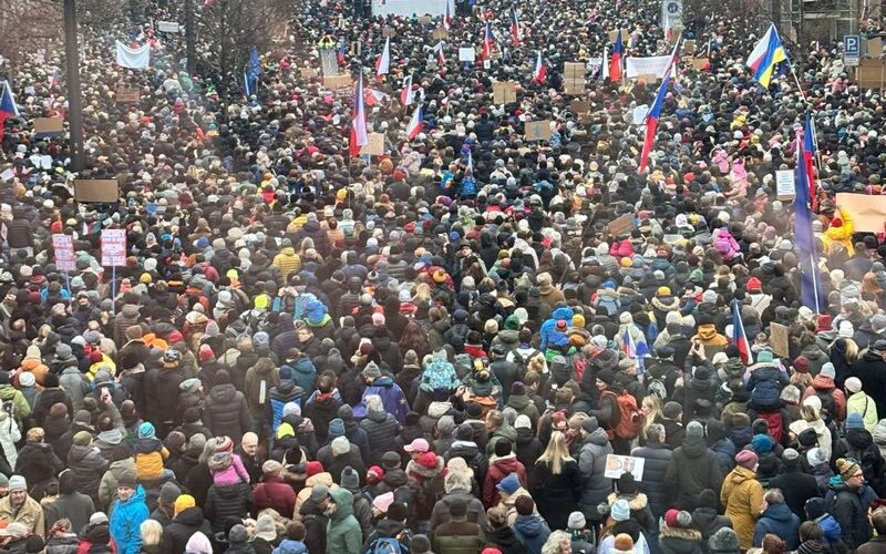 У Празі сотні тисяч чехів вийшли на підтримку президента Петра Павела