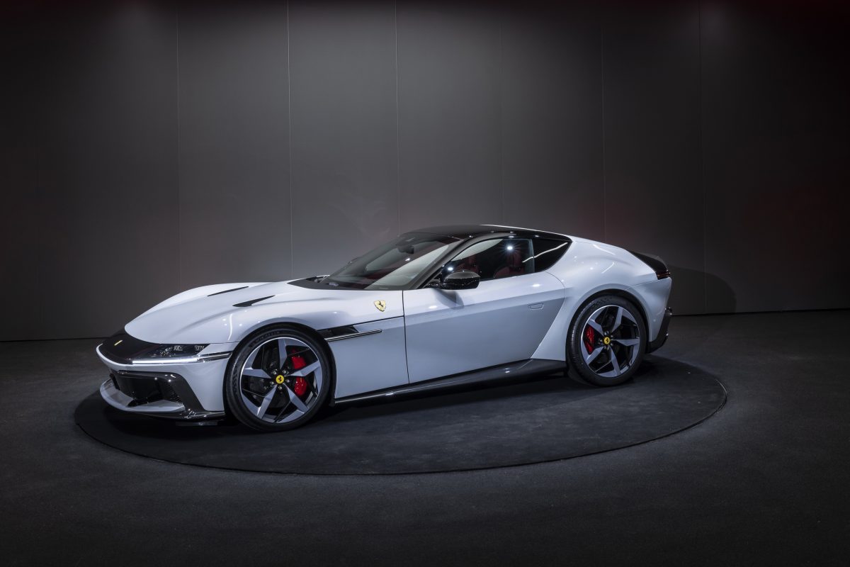 Ferrari відкликає новітній 12Cilindri через занадто темне тонування вікон - фото 4