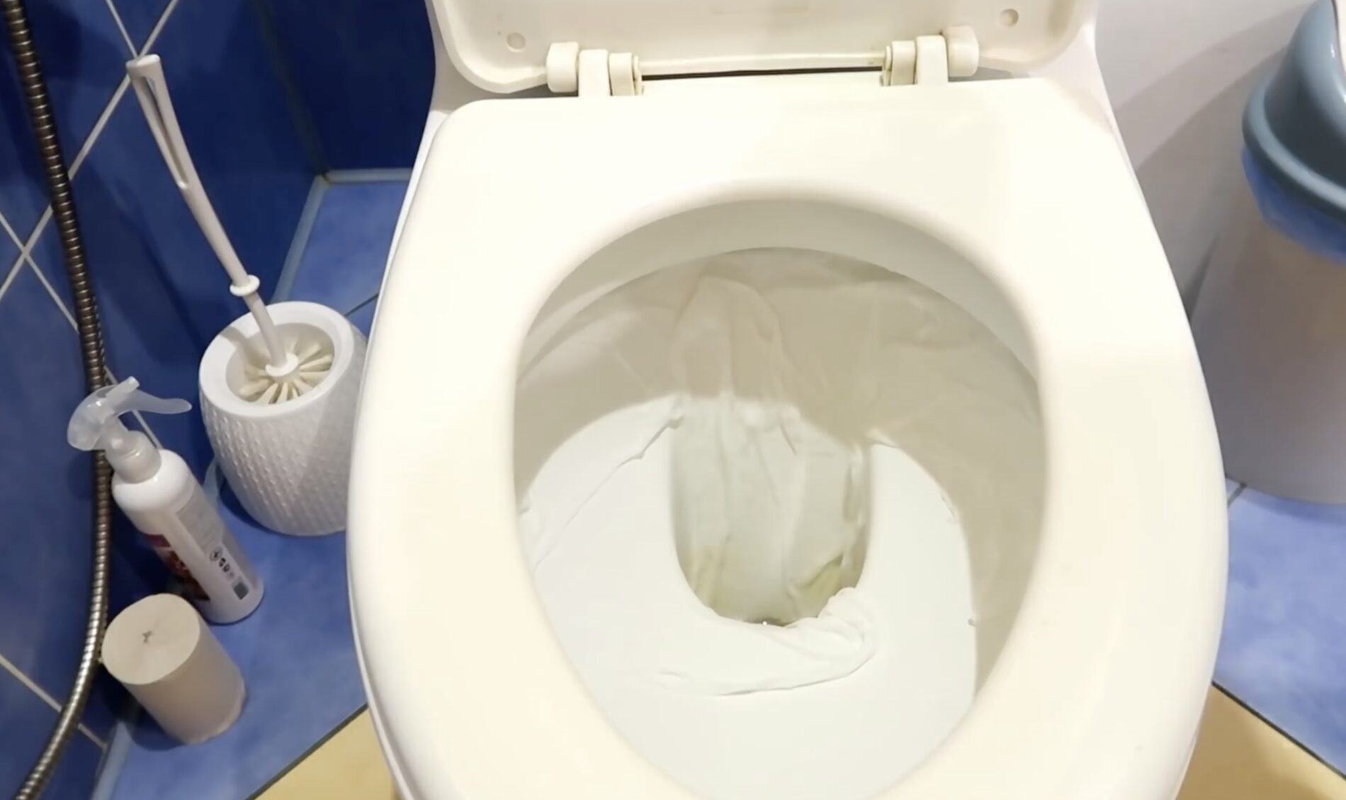 Експерти розповіли, як освіжити запах в туалеті підручними засобами