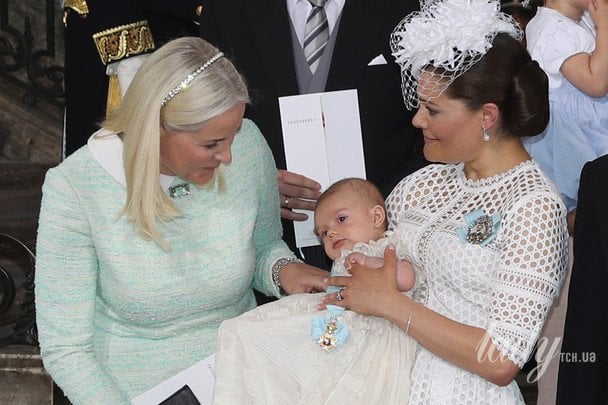 Кронпринцеса Метте-Маріт з кронпринцесою Вікторією та принцем Оскаром у день його хрещення / © Getty Images
